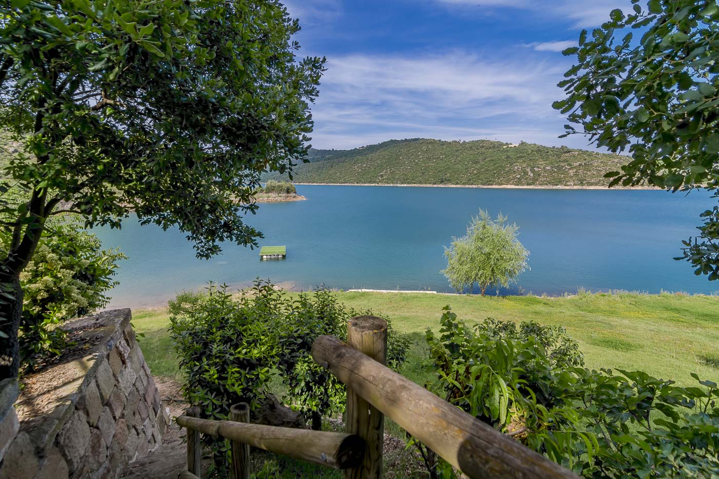 El lago es un pantano y el nivel del agua puede ser más bajo